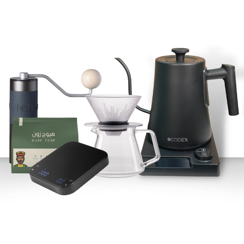 صورة لعرض منتج بكج أساسيات التقطير، يشمل غلاية كوديكس السوداء، ميزان نيت برو الإلكتروني، طقم تقطير وست كودكس، طاحونة قهوة Kingrinder K1، ومحصول قهوة مختصة.