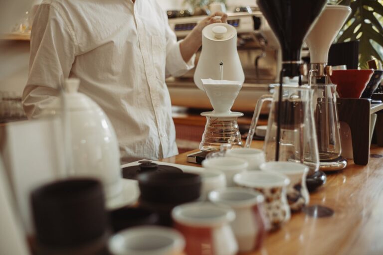 طريقة تحضير القهوة المقطرة للمبتدئين دليل V60 بخطوات سهلة