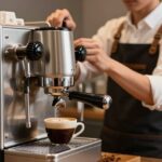 موزع قهوة احترافي يوزع البن المطحون بالتساوي داخل بورتافلتر مكينة إسبريسو.