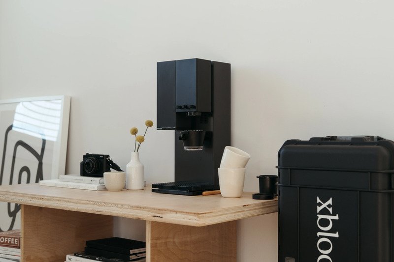 تفاصيل المواصفات التقنية والمطحنة المدمجة في ماكينة اكسبلوم xBloom Studio بلون Midnight Black.